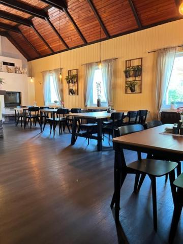 Penzion&Restaurace U Vily Sezimovo Ústí Esterno foto