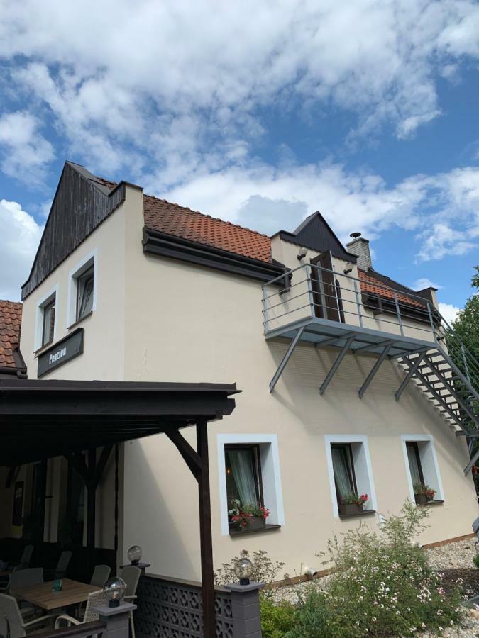 Penzion&Restaurace U Vily Sezimovo Ústí Esterno foto