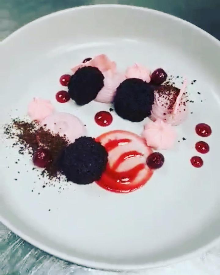 Penzion&Restaurace U Vily Sezimovo Ústí Esterno foto